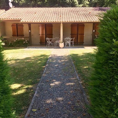 Bungalows Les Thuyas อูเชนี-เลส์-แบงส์ ภายนอก รูปภาพ